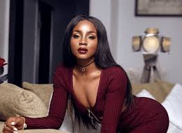 A video of tiwa savage and seyi shay in a shouting match in a salon surfaced online today. Gexyn5ytlmbapm
