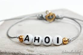 Falten sie nun das kürzere kordelband mittig. Diy Armband Mit Buchstabenperlen Und Makramee Verschluss Schonallerliebst