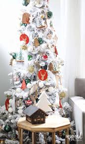 This look proves that a nostalgic color scheme can be updated for a fresh, modern look. 25 Absolutely Stunning White Christmas Tree Decorating Ideas