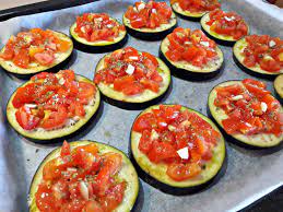 Buonasera a tutti, finalmente è arrivata la primavera e sinceramente a pranzo siamo tutti un po' più fiacchi e alla ricerca di sapori leggeri. Pizzette Di Melanzane Ricetta Sfiziosa E Veloce