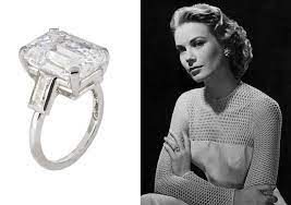 The Replica Of Grace De Monaco S Engagement Ring Represents The 10 47 Carat Eme Anillos De Compromiso Anillos De Compromiso Caros Anillos De Compromiso Cartier