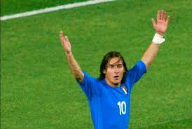 Gol pertamanya buat gli azzurri dicetak saat melawan portugal dalam uji coba pada 26 april 2000. Hari Ini Debut Pertama Totti Di Timnas Republika Online