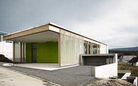 Vor allem im süden deutschlands gibt es viele attraktive grundstücke, die sich aufgrund der hügeligen wer am hang bauen möchte, sollte besonders gut auf die ausrichtung des grundstücks achten. Haus Bauen Ideen Hang Haus Von Stutz Kohli Architekten