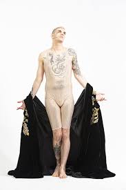 Sanremo 2020 achille lauro serata finale come elisabetta i vestiti achille lauro: Achille Lauro Il Santo Pervestito Sciocca Sanremo S Vestito Gucci