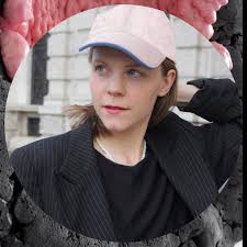 RACHEL J. MÜLLER studierte Medienwissenschaften, Ökonomie und Soziologie in  Köln und Istanbul. 2021 schloss sie ihr Regiestudium am Max Reinhardt  Seminar ab. Sie arbeitet als Autorin und Regisseurin in Wien und beschäftigt