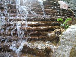 Gros Plans Sur La Grosse Roche Travaillee Nous Ayant Permis De Realiser Une Cascade Minutieuse Et Avec De Multiples Niveaux Landscaping Waterfall Cascade