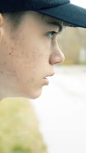 Områdespoliserna Josefine och Danny berättar om hur kriminella gäng  rekryterar barn och unga för att begå allvarliga brott. De går igenom  beteenden som du som vuxen ska vara vaksam på och vad du kan ...