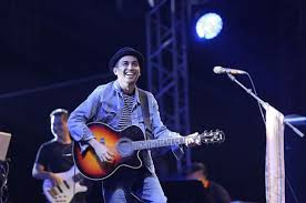 Lagu yang dirilis pada 2003 ini merupakan salah satu singel dari album milik glenn fredly yang berjudul selamat. Perkenalkan Lagu Baru Glenn Fredly Sukses Bikin Melow Penonton Prambanan Jazz 5