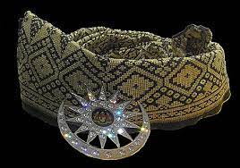 Kebesaran itu masih diwarisi oleh raja dan masyarakat maka sembah bendahara dan tun tuah, daulat tuanku, ampun dan kurnia, manakalakah duli yang dipertuan akan berangkat berpindah ke negeri melaka itu? Regalia Of Malaysia Wikiwand