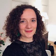 Les autorités marocaines ont requis le placement en détention provisoire de  l'activiste après la publication de sa photo jugée critique envers l'islam.  Pour avoir porté un tee-shirt avec l'inscription « Allah is