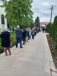 Frumoasa biserică e înconjurată de paşnice clădiri gospodăreşti, cu coperământul de sindrilă subţire, bine aşezată. U Txhsn78d9bm