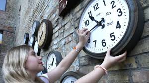 Медики считают, что перевод часов может негативно влиять на самочувствие. Perevod Chasov V Ukraine 2021 Kogda Perehodit Na Letnee Vremya Bbc News Ukrayina