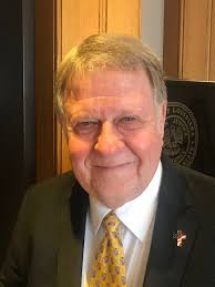 Acting secretary of state reverses course; qualifies for election