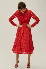 Salvo su gusto por el apasionado rojo, letizia no suele expandir su paleta de color hacia los tonos más vivos, como así hace melania. Vestido Camisero De Encaje Y Neopreno