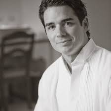 Robert Travieso's Instagram, Twitter & Facebook