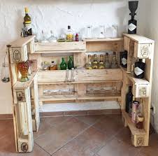 Bar Aus Europaletten Die Bar Ist Aus Schonen Europaletten Gefertigt Bei Dieser Bar Wurde Das Holz Naturbelasse Diy Bar Bar Selber Bauen Palletten Mobel