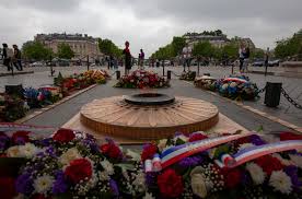 Une tombe du soldat inconnu a été installée sous l'arc de triomphe de la place de l'étoile à paris le 11 novembre 1920. Petite Histoire De La Tombe Du Soldat Inconnu Paris Zigzag Insolite Secret