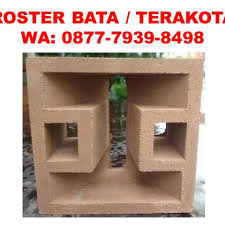 Jika biasanya anda bisa menjumpai lubang angin hanya di atas jendela, diatas pintu, namun dengan menata roster atau loster dengan model minimalis yang dipasang seperti idealnya batu bata, tentu akan menjadi sebuah desain yang cukup mantap bagi anda. Roster Beton Minimalis Roster Terakota Minimalis Minimalis Desain Interior Dekorasi Dinding