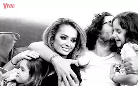 Florin dumitrescu, cel mai tanar jurat al emisiunii masterchef de la protv, vine cu un pronostic imbucurator: Chef Florin Dumitrescu Are DouÄƒ FetiÈ›e Superbe Cum Se ComportÄƒ Prezentatorul Tv In Rol De TatÄƒ CateodatÄƒ Fac Atat De MultÄƒ ZarvÄƒ ToÈ›i Trei Incat Trebuie SÄƒ Intervin