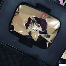 Youtube Awards Chris Brown With Diamond Play Button On Attaining 10 Million Subscribers Aderemi S Blog Play Button Youtube Chris Brown
