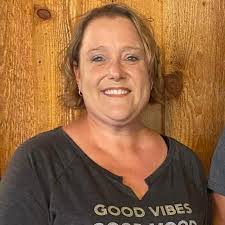 Who is a good hairstylist for curly hair in Litchfield, MN?