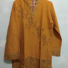 Pakaian ini terdiri daripada baju yang longgar dan terbelah di depan dan berkolar tinggi serta dipakai bersama seluar longgar seperti seluar baju melayu. Baju Kurung Payet Orange Fesyen Wanita Pakaian Wanita Di Carousell