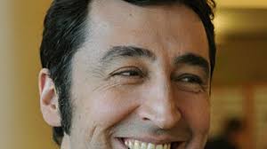 Almanya yeşiller partisi eşbaşkanı cem özdemir'in başı, dijital sanatçılarla dertte. Cem Ozdemir Kreuzberger Machte Politik Sz De