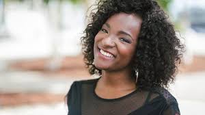 Aardig zijn voor mijn collega's, een leuke zus zijn, op tijd mijn bed uit komen… Nieuwslezer Van Rtl Krijgt Bij Haar Debuut Meteen Racistische Reacties Vrt Nws Nieuws