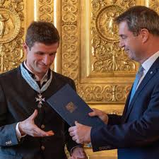 In diesen zwei wochen verarbeitet er. Fcb Star Muller Erhalt Verdienstorden Und Soder Erinnert Ihn An Schmerzhafte Stunde Holzkirchen