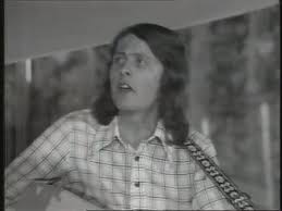 Le nom d'origine (tri yann an naoned) signifie « les trois jean de nantes », les trois membres fondateurs du groupe ayant jean dans leur prénom. Tele Francaise Annees 70 Music Hall A Provins Emission Du 13 Aout 1974