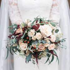 There are tropical flowers as well as various other flower varieties available for the décor, as well. Einen Uppigen Strauss Mit Blush Rosen Beeren Eukalyptus Und Fett Laub Cheap Wedding Flowers Winter Wedding Flowers Inexpensive Wedding Flowers