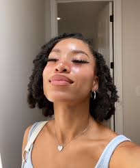 Laura Wesley (@lauraloveskin) • Instagram photos and videos