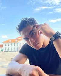 Ia ingin hidup lebih baik, meraih kebenaran dalam hati saya, kedamainan. Profil Aprilia Manganang Mantan Atlet Voli Putri Yang Juga Anggota Tni Ad Kumparan Com