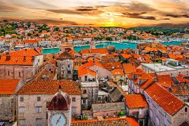 Trogir est une ville historique et un port sur la côte adriatique en croatie, avec une population d'environ 13 000 habitants. Trogir Croatian Sailing Routes