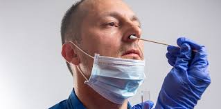 Im video wird die anwendung des corona selbsttest erklärt: Antigentests Wie Zuverlassig Sind Selbstabstriche Abstrich Aus Der Vorderen Nase Ist Kaum Weniger Prazise Als Klassischer Nasen Rachen Abstrich Scinexx De