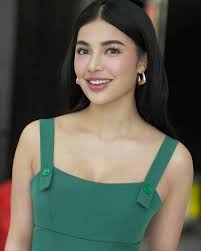 Loving Green 💚💚💚 Can't help posting these. Thanks so much to my  beautiful “photographers” ate Denise Go Ochoa Makeup and Jem 🥰 Love you  both! 😘