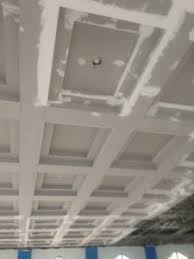 Biasanya plafon gypsum dipasang di ruang tamu atau ruang keluarga, karena bagian tengahnya sangat bagus untuk meletakkan lampu besar. 9 Seorang Tukang Ingin Memasang Plafon Rumah Dengan Bahan Triplek 4k