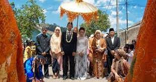 Kampung nu mayoritas masarakatna masih kénéh ngagem kapercayaan sunda wiwitan téh, dikokolakeun ku tilu sesepuh kampung, nyaéta sesepuh nu nangtukeun kawijakan hirup kumbuh tur ngokolakeun ritual taunan dicepeng ku emen sunarya (75), ais pangampih nu ngokolakeun. Good Shot Good Chances Adat Dan Tradisi Budaya Sunda