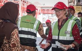 Kami memproduksi, menjual dan mendistribusikan lebih dari 10 merek di indonesia termasuk minuman ringan berkarbonasi, jus, teh, minuman isotonik, air minum. Bottling Technology Uses Less Plastic At Coca Cola Amatil