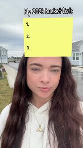 Lindsay Benton (@lindsaytheloangirl)