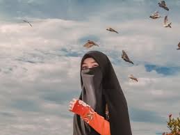 Hijrah sendiri bisa di katakan merubah sikap atau hidup yang kurang baik di masa lalu agar menjadi lebih baik lagi masa yang akan datang. 13 Kata Kata Muslimah Menyentuh Hati Quotes Inspirasi Wanita Sholehah