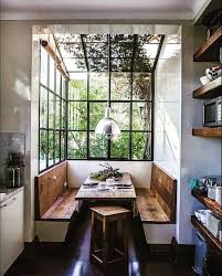 Il Peut Etre Choisi Comme Gain De Place Ou Tout Simplement Comme Atout De Charme Le Banc De Cuisine Apporte Ce En 2020 Amenagement Salle A Manger Maison Coin Repas