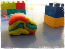 La Science En Lego Et Pate A Modeler La Cour Des Petits Pate A Modeler Lego Activite Centre De Loisir