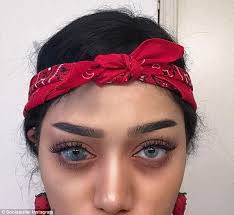 اختلف الفقهاء فيما يوضع في العين كالكحل ونحوه هل يفطر أم لا، وخلافهم هذا مبني على أمر آخر وهو هل تعتبر العين منفذاً كالفم. Ø¨Ø§Ù„ØµÙˆØ± ÙØªØ§Ø© ØªØµÙ Ù…ØªØ§Ø¨Ø¹ÙŠÙ‡Ø§ Ø¨Ø§Ù„ÙˆÙ‚Ø§Ø­Ø© Ø¨Ø³Ø¨Ø¨ ÙˆØ­Ù…Ø© Ø¨Ø¹ÙŠÙ†Ù‡Ø§ Ø¨ÙˆØ§Ø¨Ø© ÙÙŠØªÙˆ