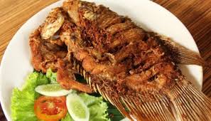 Tuang sambal pete di atas ikan goreng. Tips Menggoreng Ikan Hingga Kering Garing Dan Renyah Hypermart Co Id