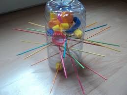 Jeu Sos Ouistiti Fait Maison Une Bouteille D Eau De 2l Des Bouchons De Differentes Tailles Et Couleurs D Jeux De Societe Activite Manuelle Jeu Idee De Jeux