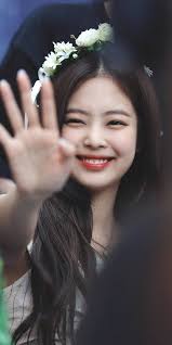 What shape of eyes does BlackPink Jennie have?
