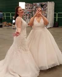 Noch 1989 wurde plauener spitze auf 1400 stickmaschinen produziert und in über 40 länder exportiert. Nazzals Traumhochzeit On Instagram Brautmodenshow In Paaren Im Glien Hochzeitsmesse Hochzeitswelt Berlin B Braut Traumhochzeit Brautkleid Armellos