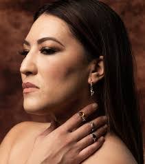 Amber Bee's Instagram, Twitter & Facebook