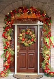 Guirlande Lumineuse D Exterieur Et Deco De Porte De Maison Christmas Entry Outdoor Christmas Decorations Front Door Christmas Decorations